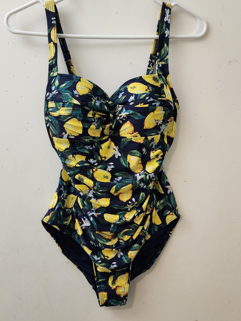 Nip Tuck Swim Slimming Suit 6 Lemons/Navy Tummy Control   Molded Cups